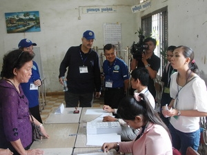 Giám sát viên quốc tế thực hiện công tác giám sát bầu cử tại Phnom Penh.